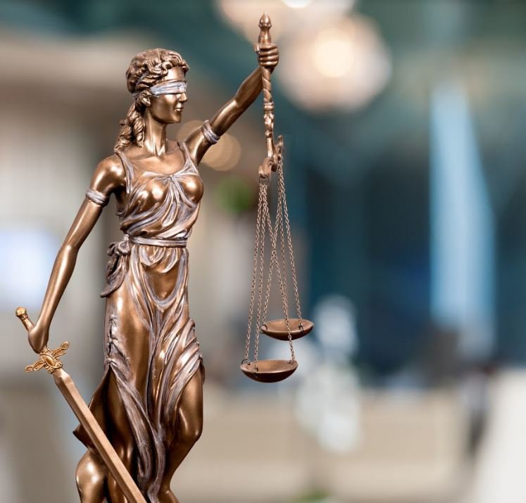 正义女神手持正义天平