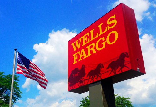 wells fargo freezes accounts